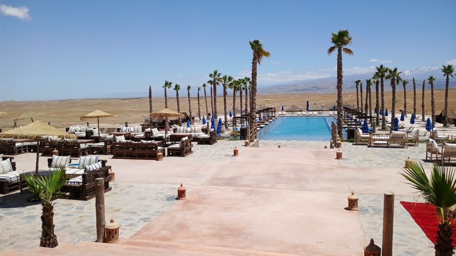 Camp Agafay avec piscine et vue sur le désert